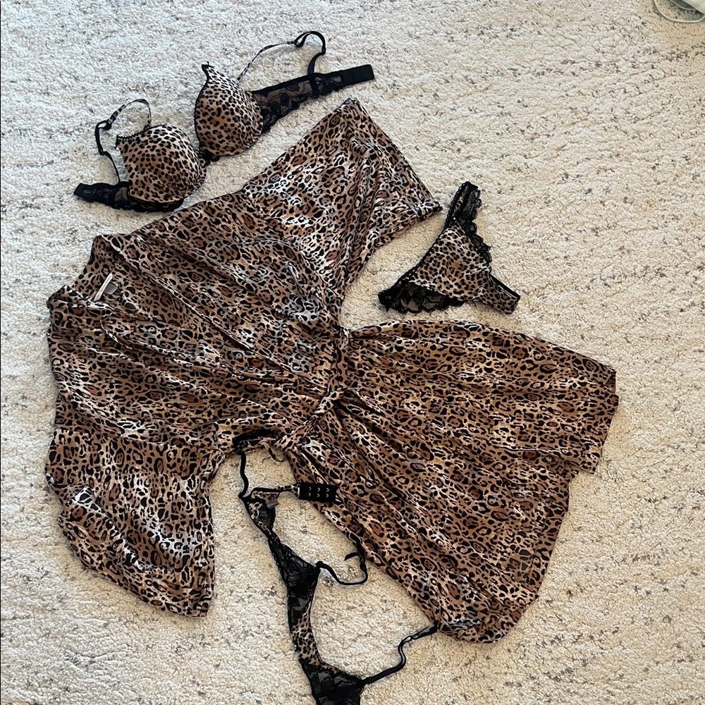 Victoria’s Secret stunning Leopard Print Lingerie Set Small push up bra 32C